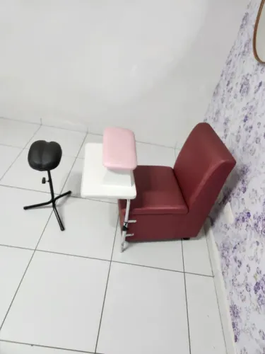 Poltrona cadeira manicure e pedicure, cirandinha, com apoio para os pés e mãos, marsala.