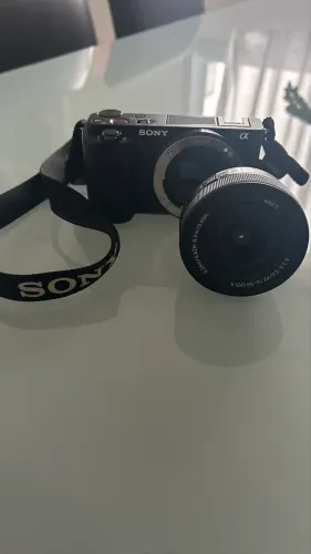 Câmera fotográfica Sony ZVE10 + Lente Sony 16-50mm 