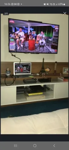 Rack de TV com prateleiras e painel