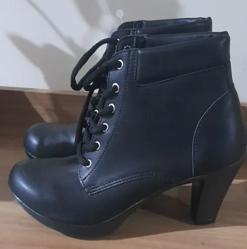 Bota de cano curto preta linda 