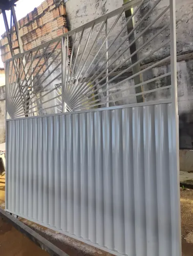 Portão de Aço com Design Moderno