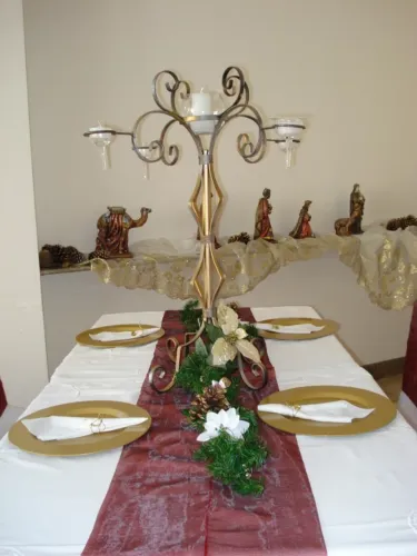 Castiçal de ferro decorativo com suortes para velas e flores 
