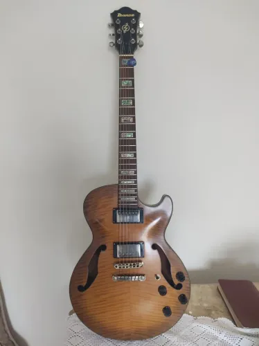 Guitarra semi acústica Ibanez. AGS 83b