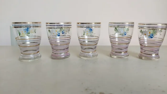 Copos de vidro decorados à mão