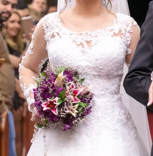 Vestido de Noiva em Renda e Cristais com Véu Longo