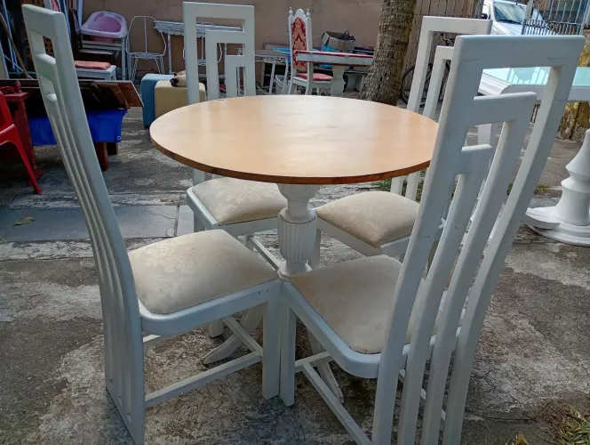 Conjunto Mesa Redonda com 4 Cadeiras