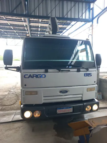 Caminhão Ford cargo 815 2004 com cesto isolado
