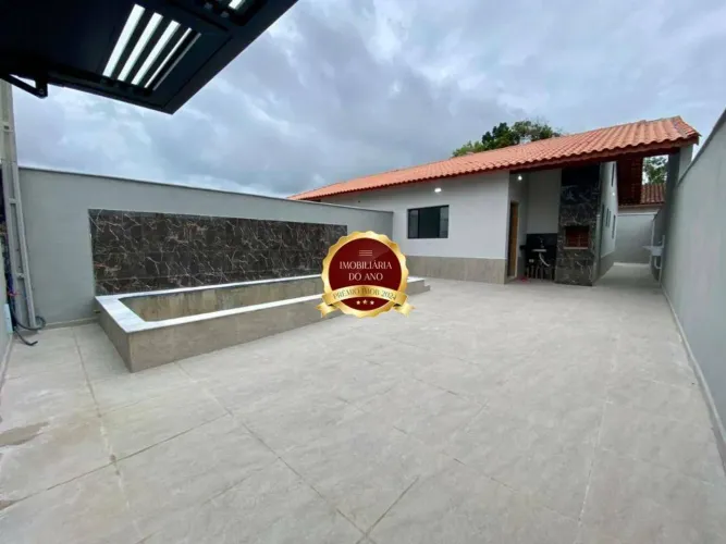 Casa à Venda em Mongaguá com Piscina e Churrasqueira | 2 Quartoss Sendo 1 Suíte | Financia