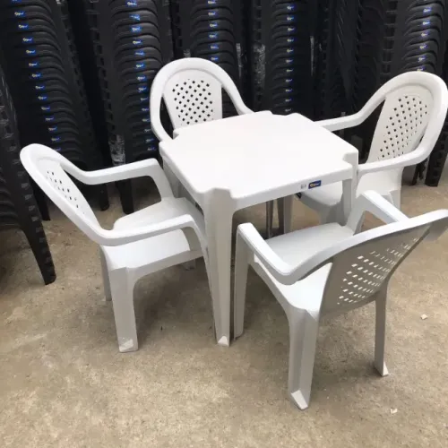 Jogo de Mesa com 4 Poltronas Alta de Plástico Branca