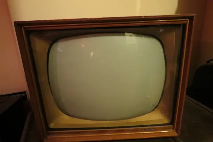 TV Televisor Philco antigo, madeira, vintage, linda peça para decoração, coleção.