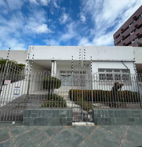 CASA EM RUA PÚBLICA NO CENTRO [3073]