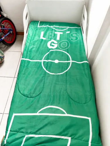 Cama infantil com colchão e armário