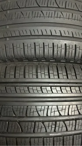235/45/19 Pirelli 95% de borracha