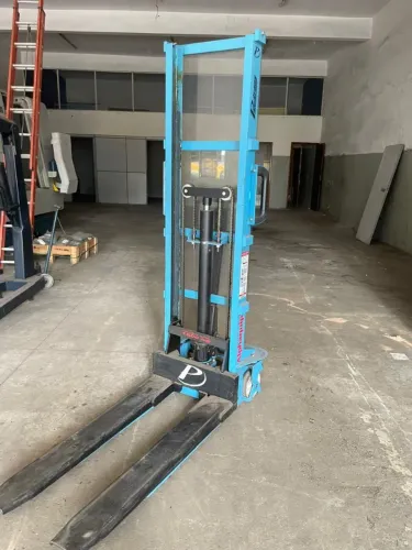 Empilhadeira paleteira para até 1500 Kg