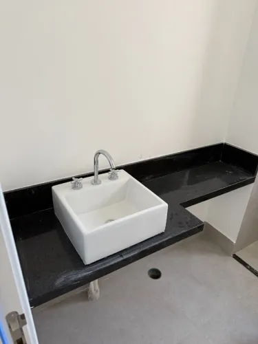 Bancada Suíte Granito Preto São Gabriel 1,57m + Cuba Incepa + Misturador Perflex