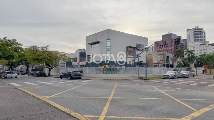 PRÉDIO COMERCIAL COM DIVERSAS SALAS E VAGAS DE GARAGEM Prédio Comercial de Esquina Av Igua