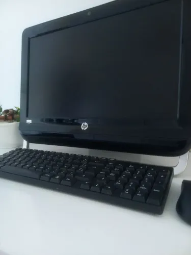 Computador All in One HP - 4GB RAM, Windows 7 (Completo c/ Teclado e Mouse)