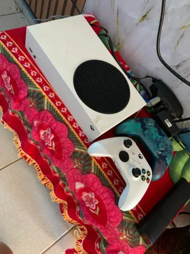 xbox séries s semi novo, sem nenhum detalhe! dois controles original! Perfeito estado
