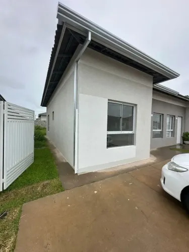 Casa térrea em condomínio fechado para alugar com armários planejados em Várzea grande