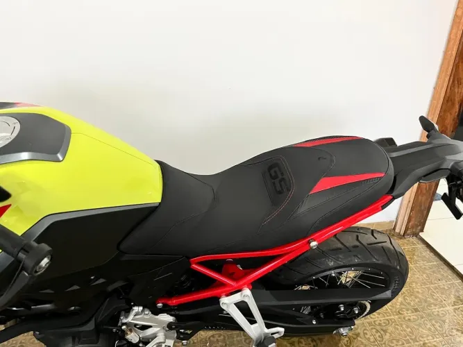 Pedrinho Banco Comfort Padrão Red Carbon BMW F900 GS - Com gel piloto e garupa