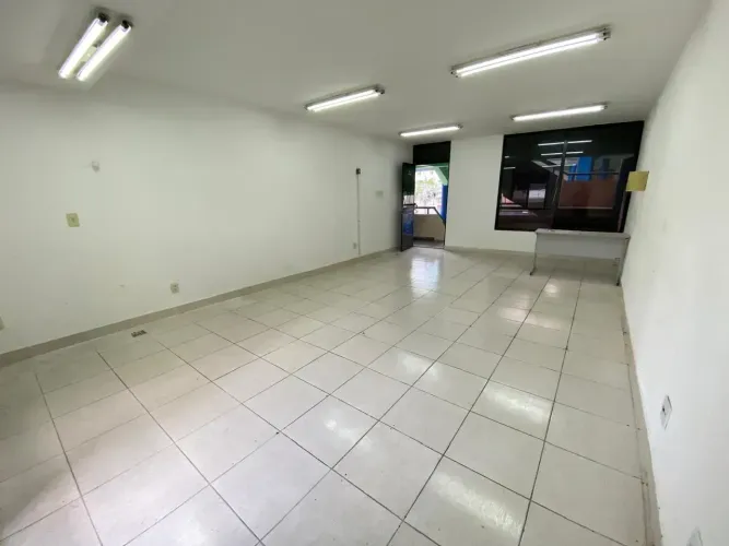 Sala Comercial Climatizada no Adrianópolis 35m², Garagem e Excelente Localização!