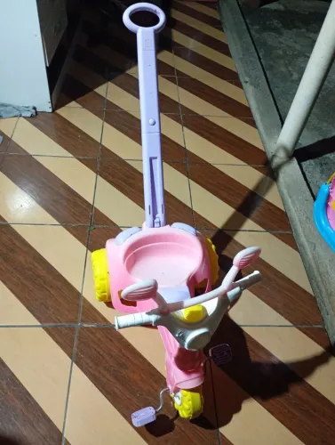Velotrol menina com guia pra empurrar 