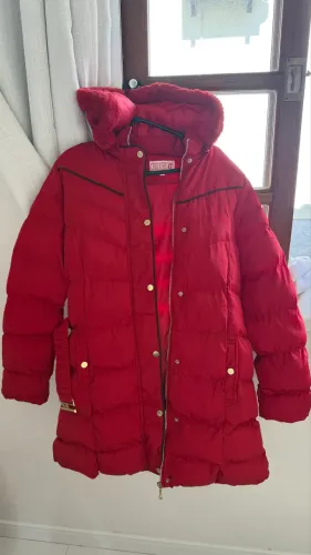 Casaco vermelho com bolsos cinto e capuz super quente tam M veste P usado apenas uma X