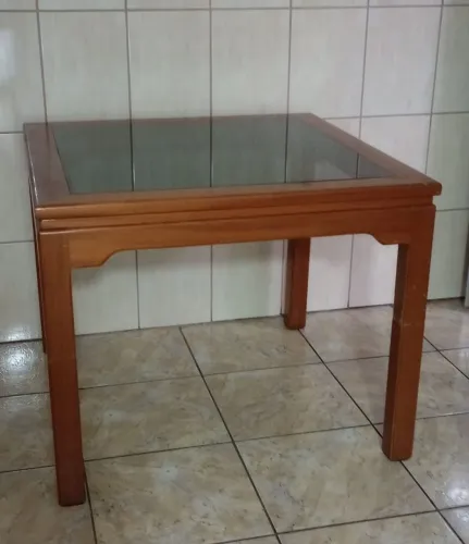 Mesa com tampão em vidro 1m × 1m madeira maciça Perfeito Estado -NÃO ACOMPANHA CADEIRAS