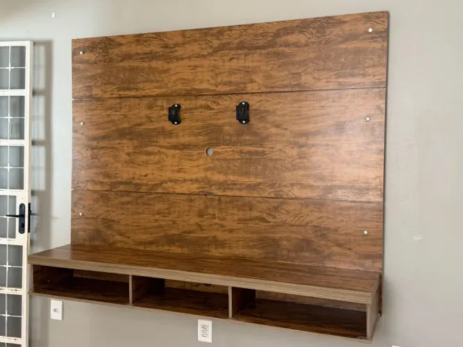 Painel para TV amadeirado com suporte de aço de brinde