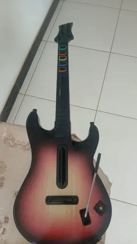 Guitarra de Xbox 360 está sem os cabos mais funciona