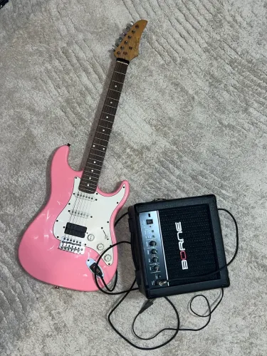 KIT COMPLETO ?Guitarra Condor Stratocaster Rosa + Amplificador Borne Strike G30