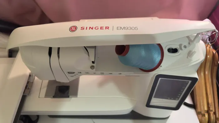 Máquina de Bordar Singer EM9305 - Usada - Funcionando Perfeitamente