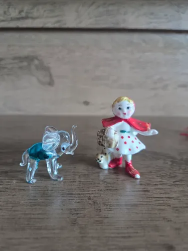 Mini elefante Maranhão e chapéuzinho vermelho em porcelana