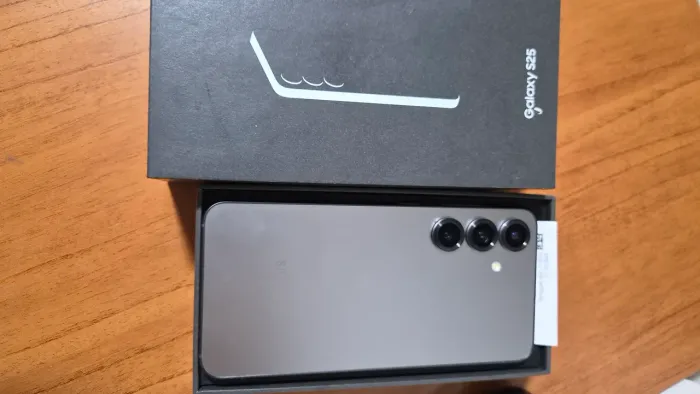 Vendo excelente celular S 25.  Com 256  GB. 