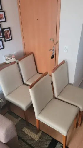 4 cadeiras maciças , tecido linho na cor bege , estrutura toda em madeira maciça