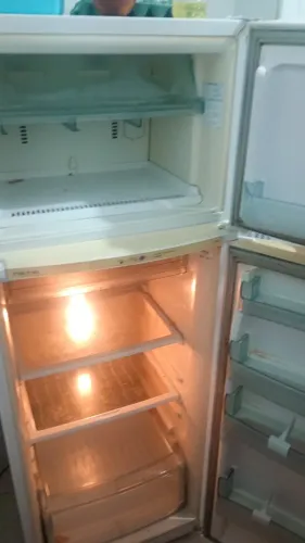 Geladeira em perfeito estado gelo seco prateleiras de vidro