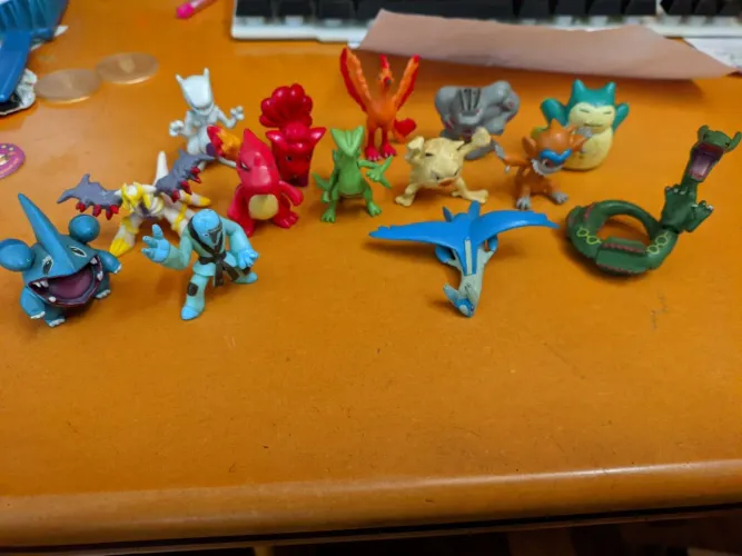 Lote com 14 Miniaturas Pokémon