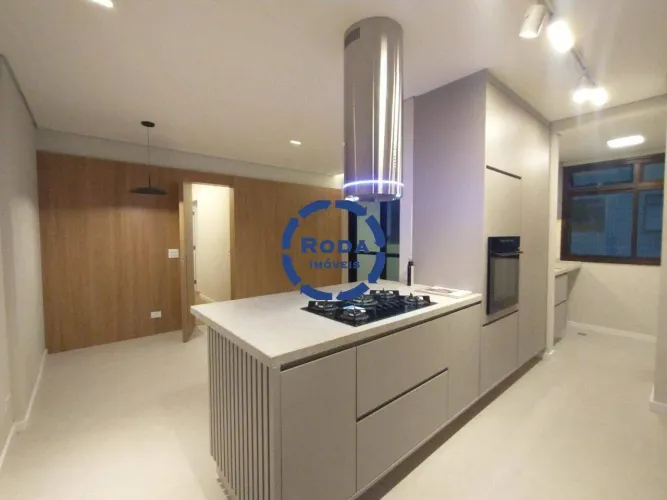 Apartamento reformado frente mar em Santos com varanda e lazer