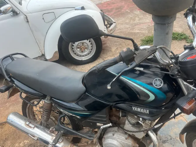 Vende se moto YBR cor preta ano 2008 valor 6000,00