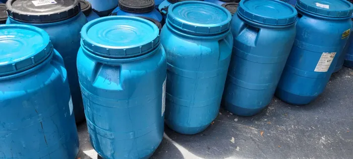 Galões / Bombonas / barrica plásticas 80 litros usados com alimentos 
