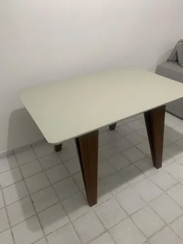 Mesa com tampo de vidro 