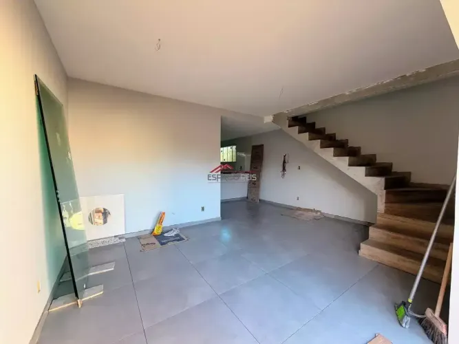 Casa duplex à venda com 03 quartos em Búzios