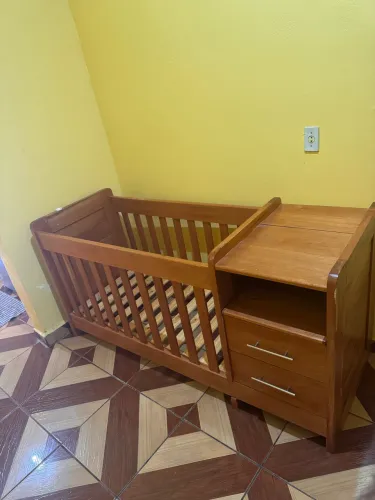 Cama berço de madeira  gavetas e já vai com colchão 