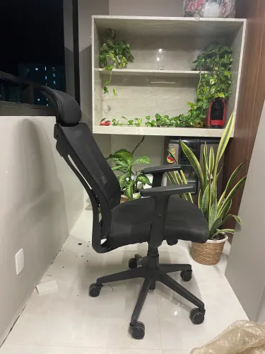 Cadeira ergonômica preta com regulagens adversas
