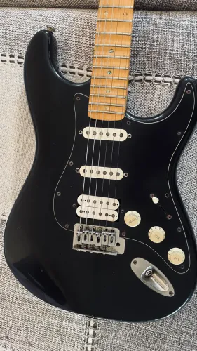 Vendo guitarra squier ( by Fender)