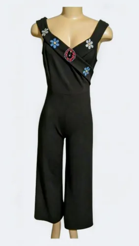 Macacão pantalona em malha com broche e flores na pala Tam( M ) pretoo 
