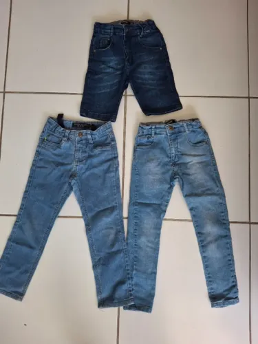 3 peças por 80. Duas calcas jeans (4 anos e 6 anos) e 1 short jeans 6 anos. Todos vestem 6