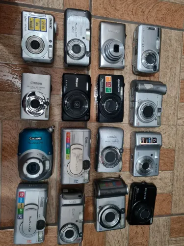Lote 16 câmeras digitais no estado