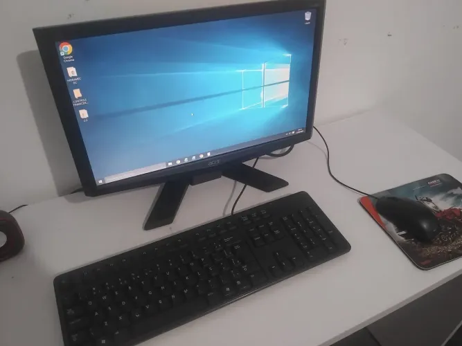 Computador Completo i3 ótima configuração, vai com mesa e 2 monitor.