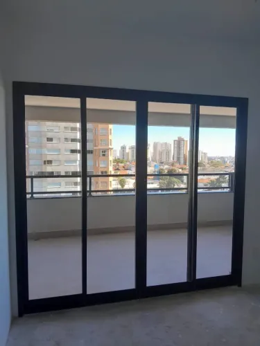 Vende-se porta de alumínio com 4 folhas em vidro, 2,37 X 2,14 - NOVÍSSIMA!